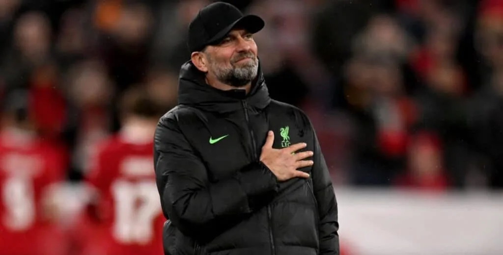 Klopp bids farewell to Liverpool on the pitch.